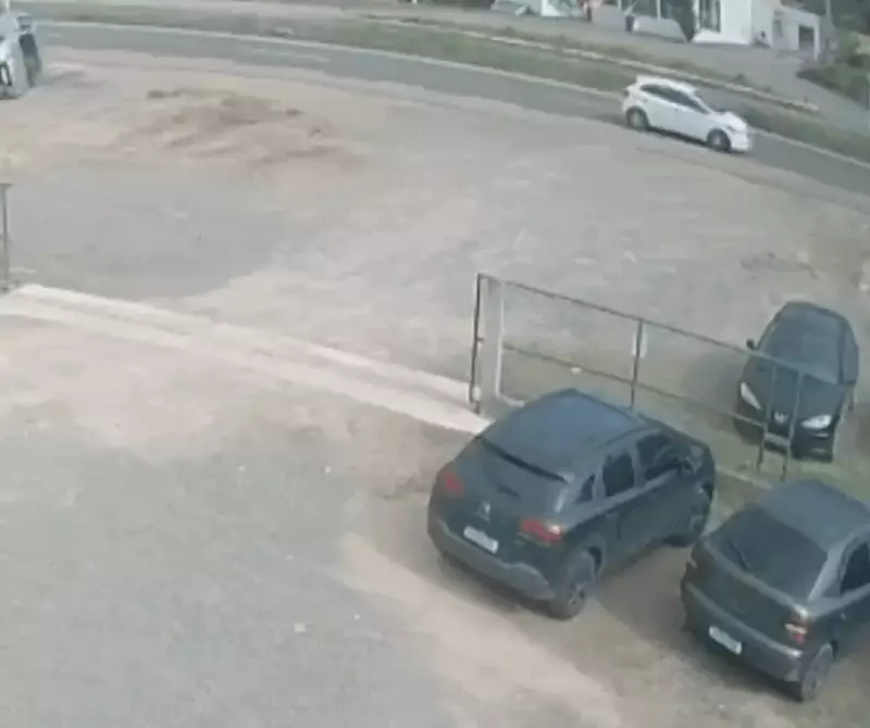 Carro capota 4 vezes em Penha após motorista dormir ao volante