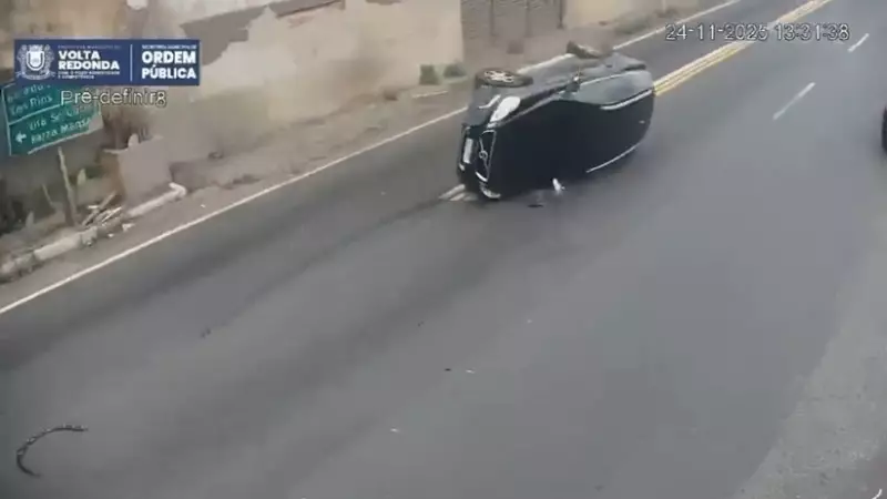 Carro capota após colisão na Rua Piauí, Centro de Volta Redonda