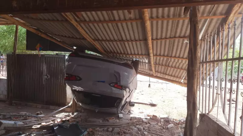 Carro capota e invade casa em Teresina após motorista passar mal