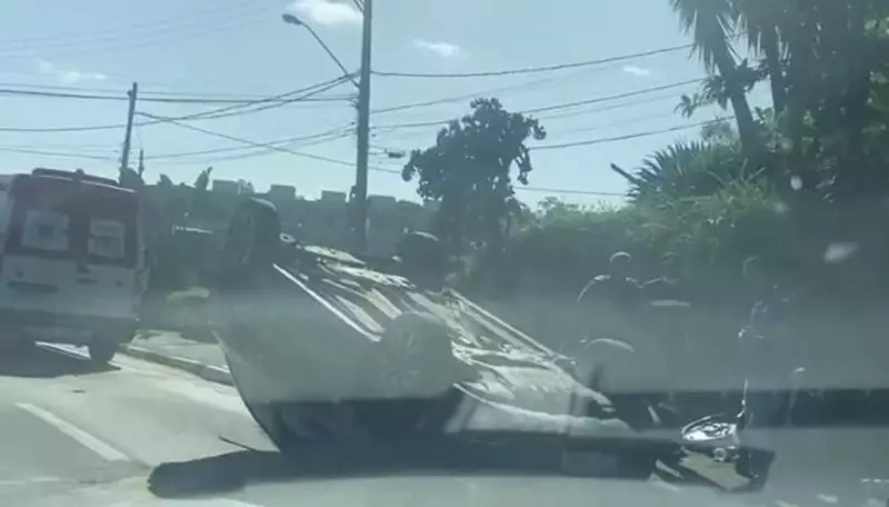Carro capota na Avenida Lothar Waldemar Hoene e causa lentidão em Mogi