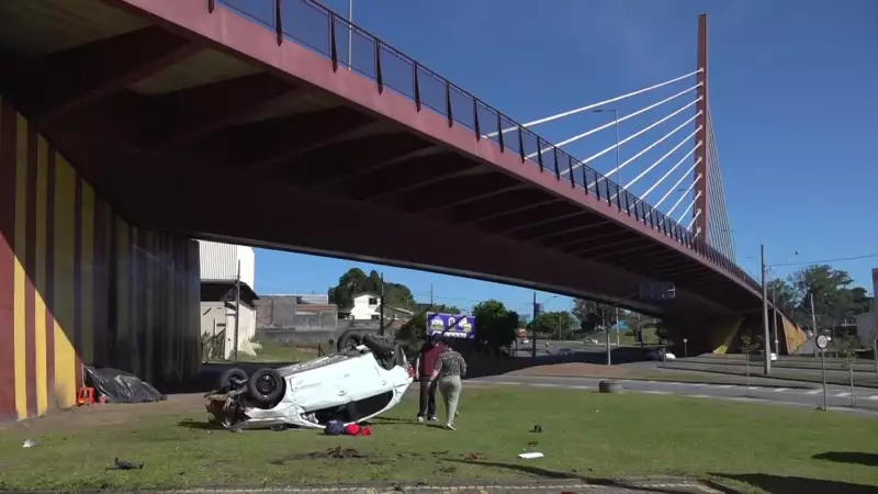 Carro despenca da ponte estaiada em Curitiba após fechada