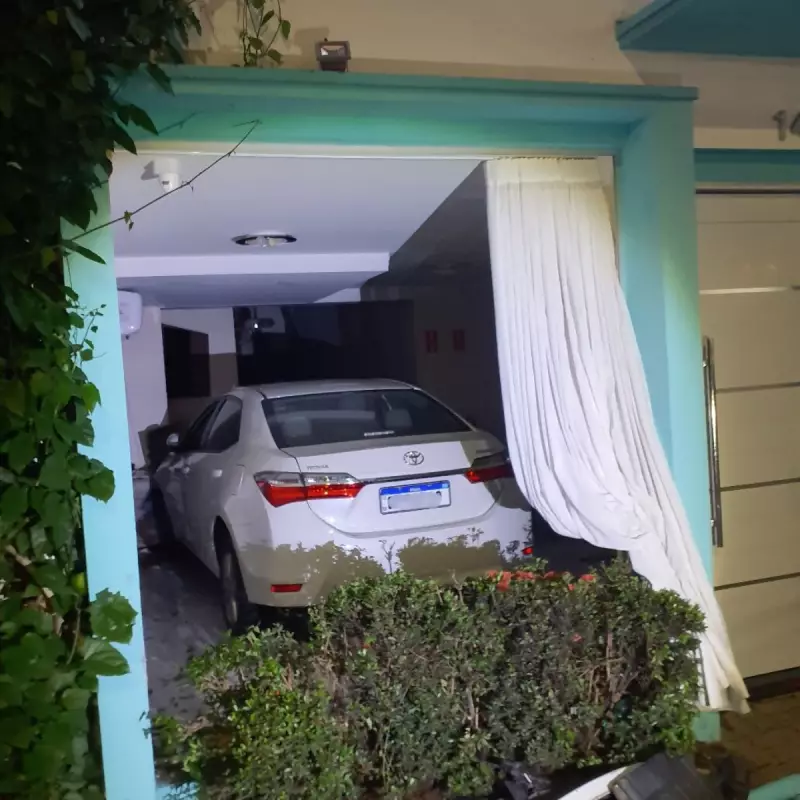 Carro invade clínica odontológica em Americana após motorista passar mal