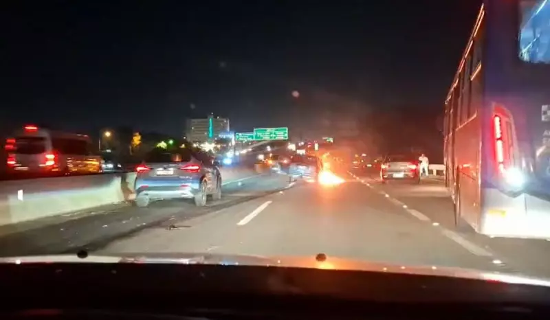 Carro pega fogo após acidente na Marginal D. Pedro I em Campinas