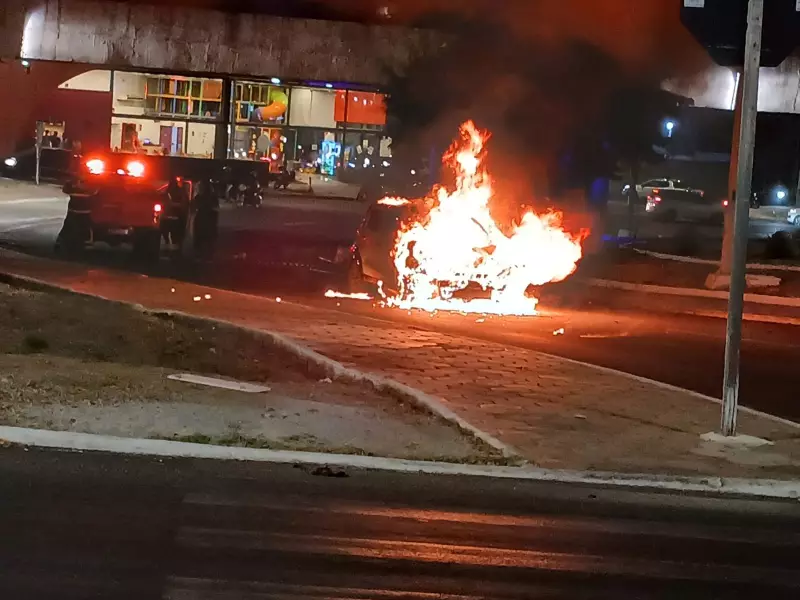 Carro pega fogo perto do Viaduto Barranqueiro em Petrolina; veja o vídeo impressionante