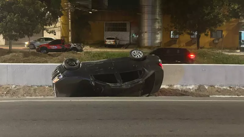Carro roubado capota na BR-104 em Caruaru: criminosos fogem do local