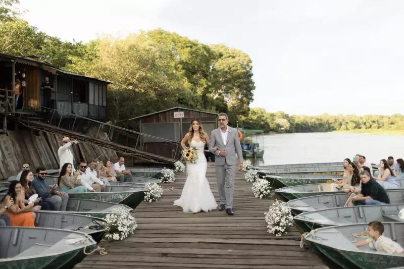 Casal realiza sonho de casamento no pôr do sol pantaneiro em Corumbá