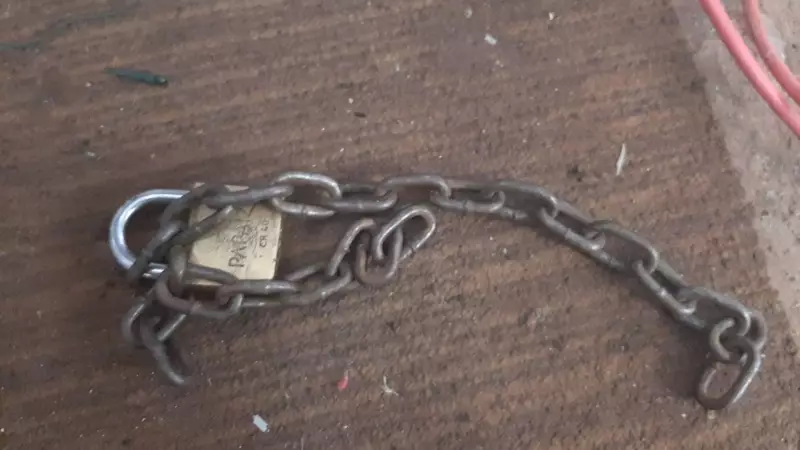 Caso Chocante em Patos de Minas: Homem é Resgatado Acorrentado e Sem Roupas em Residência