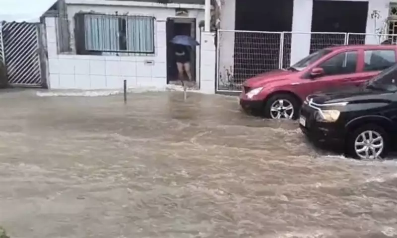 Chuva intensa causa 7 pontos de alagamento em Salvador no feriado
