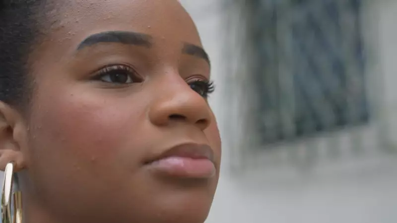 Cicatrizes Invisíveis: Como a Guerra Molda a Mente de Crianças Desde a Primeira Infância