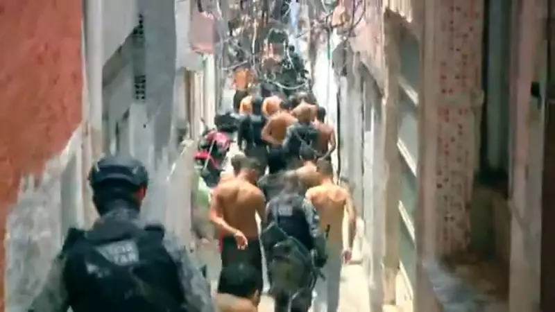 Câmera flagra negociação tensa: policiais conseguem rendição de criminosos em ação real