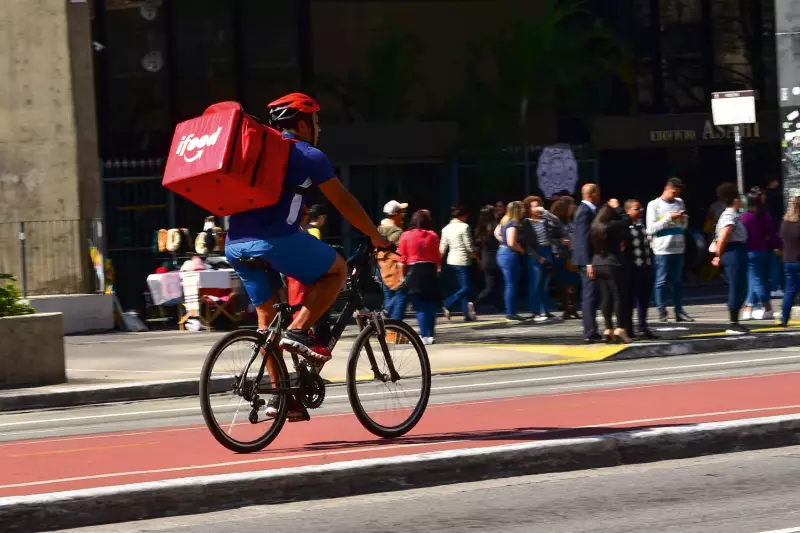 Comissão da Câmara altera projeto de Boulos sobre remuneração de entregadores