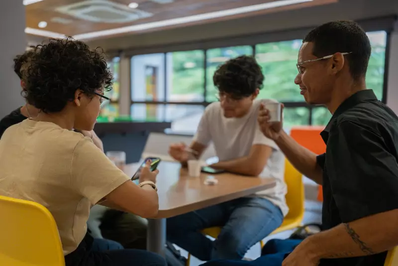 Conecta Jovem: programa gratuito de TI forma 250h jovens em MT