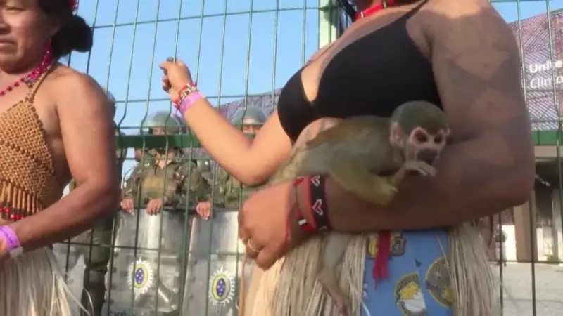 COP30: Indígenas com arco e flecha bloqueiam entrada principal da cúpula