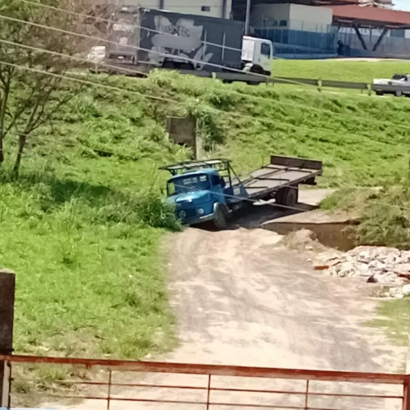 Cratera em Monte Mor: buraco gigante com móveis ameaça acesso à SP-101