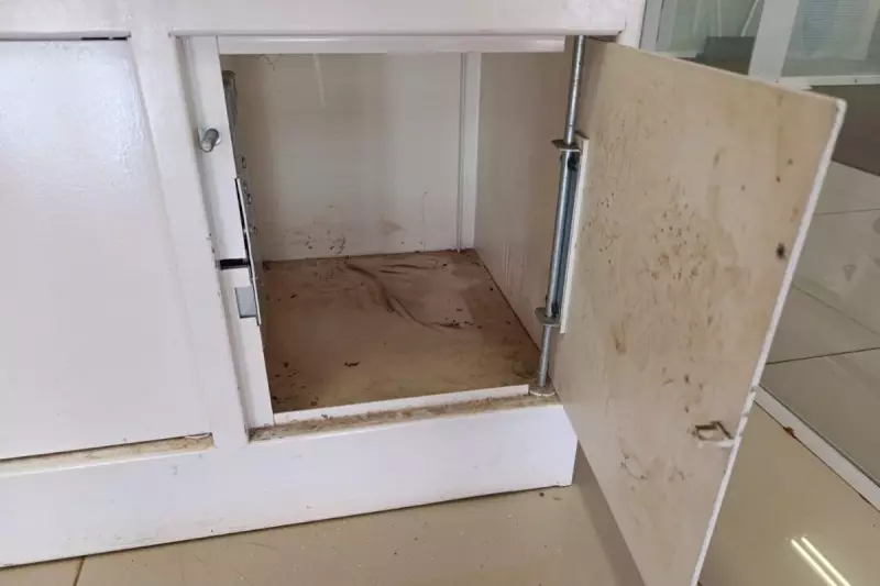 Criança de 3 anos é resgatada de armário metálico em banco de MS