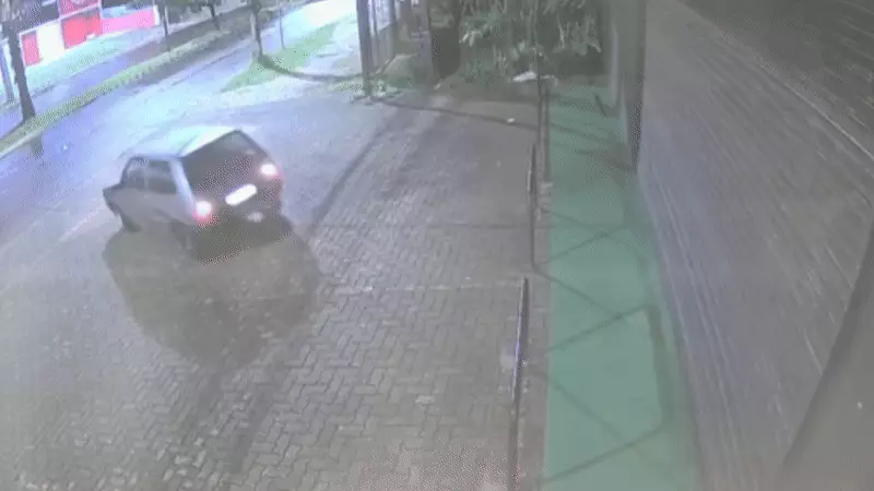 Criminosos usam carro para arrombar loja em Porto Alegre: prejuízo de R$ 20 mil