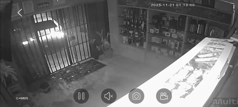 Criminosos usam carro para invadir loja e roubar celulares em Novo Hamburgo