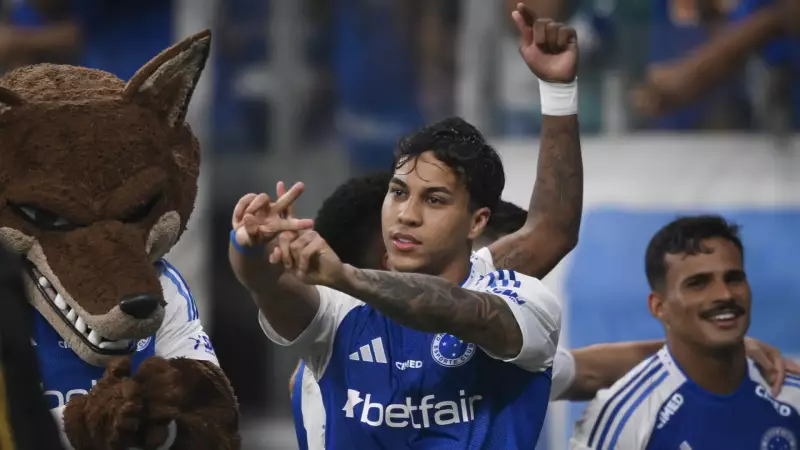 Cruzeiro vence Corinthians por 3 a 0 e segue na briga pelo título