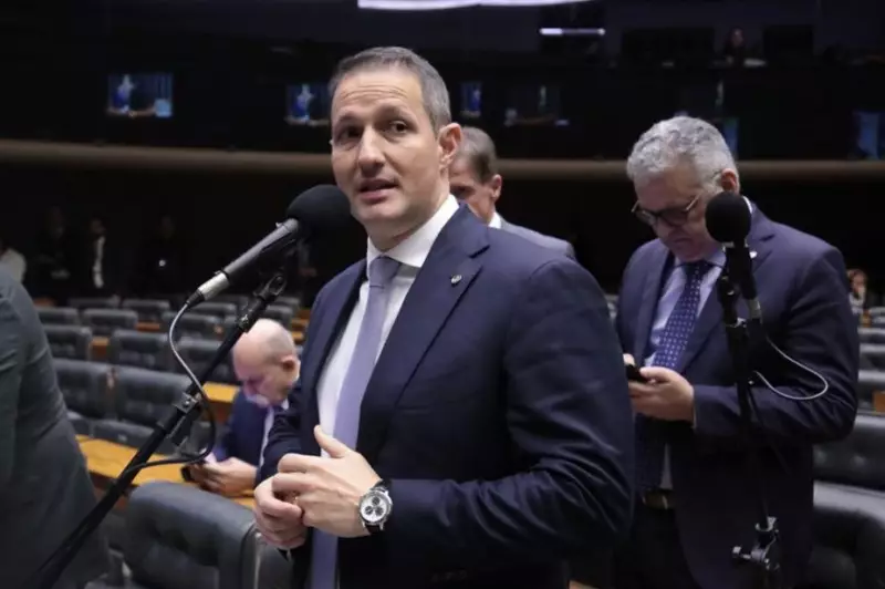 Deputado Derrite evita perguntas após aprovação do PL Antifacção