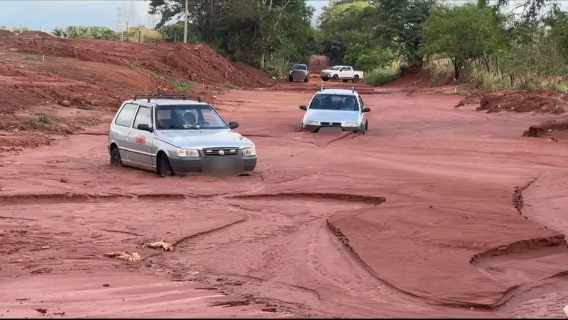 Deslizamento atinge casas em Jales após chuva de 100 mm em um dia