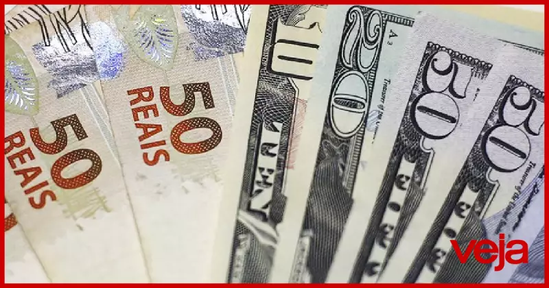 Dólar cai a menor nível em 17 meses: R$ 5,27 com alívio interno e externo