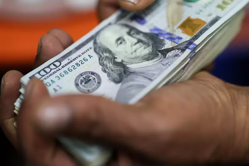 Dólar e Ibovespa sob influência de dados internos e feriado nos EUA