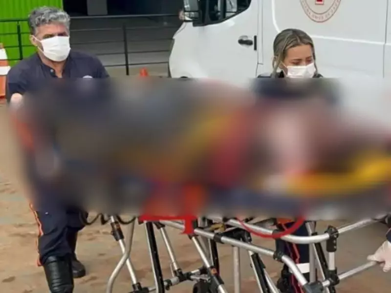 Dois trabalhadores sofrem choque elétrico e caem de andaime no AC; um morre