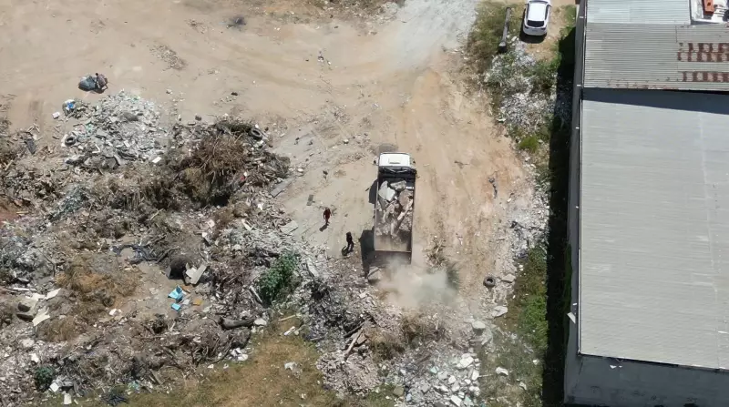 Drone flagra descarte irregular de entulho em Fortaleza; multa chega a R$ 32 mil