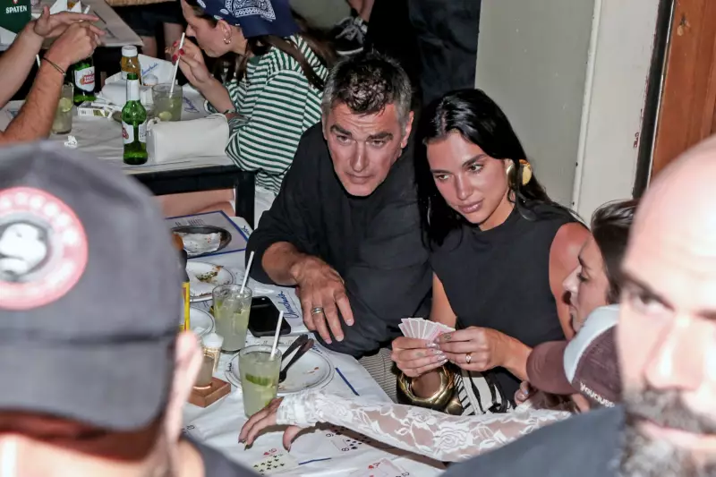 Dua Lipa precisa de escolta policial ao sair de bar no Rio