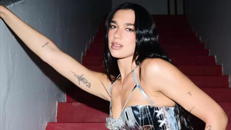 Dua Lipa se entrega ao lifestyle carioca: Ipanema e Fla-Flu