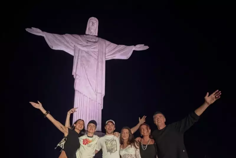 Dua Lipa visita Cristo Redentor e recebe bênção antes de show no Rio