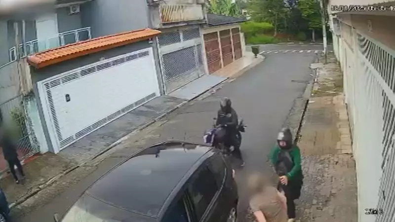 Dupla de moto assalta família em Osasco em menos de 40 segundos