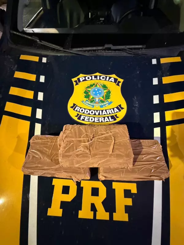 Dupla presa com 5 kg de crack na Via Dutra em Resende