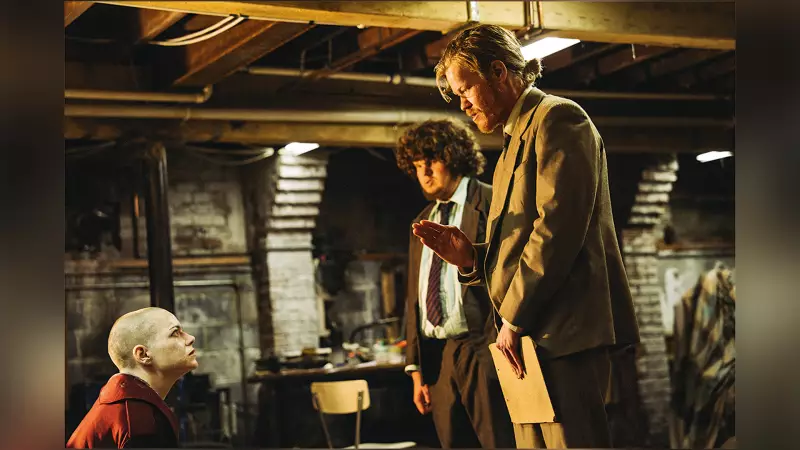 Emma Stone brilha no novo filme de Yorgos Lanthimos 'Bugonia'