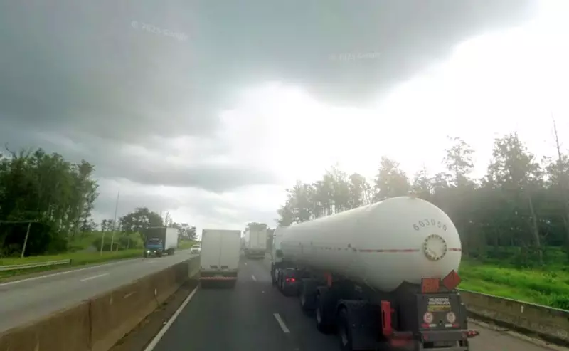 Engavetamento entre 3 carros causa trânsito intenso na Dutra em Pindamonhangaba