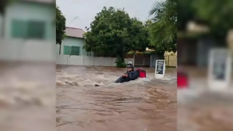 Entregador é arrastado por enxurrada durante temporal assustador em São José do Rio Preto; VÍDEO