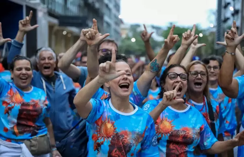 Escola de samba de Niterói comenta prisão de Bolsonaro em ensaio