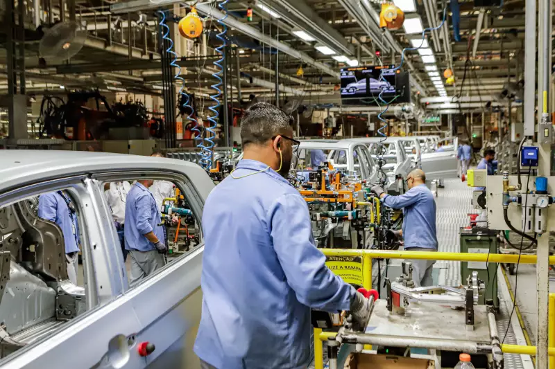 Estagnação industrial: produtividade fraca e demanda alta explicam crise