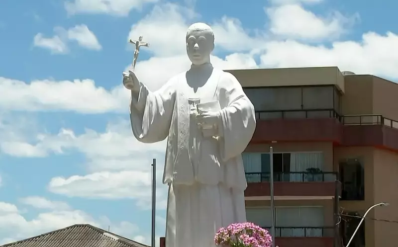 Estátua branca de Padre Victor gera revolta por apagamento racial
