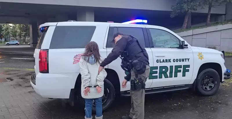 Fake News: Vídeo que viralizou não mostra criança imigrante algemada, mas sim adulta americana | Fato ou Fake