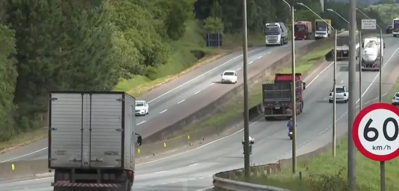Feriado movimenta rodovias do Paraná com trânsito intenso e restrições