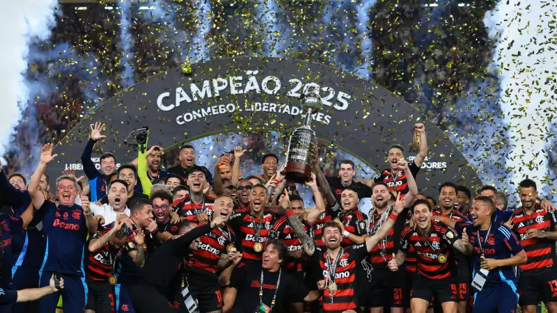 Festa do Flamengo no Rio: 500 mil torcedores em desfile de 850m