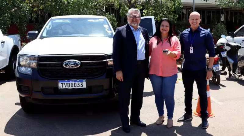 Filho de servidora ostenta com caminhonete do governo e excede limite de velocidade