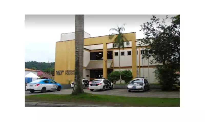 Flagrante em Paraty: Homem tenta descartar drogas durante abordagem policial