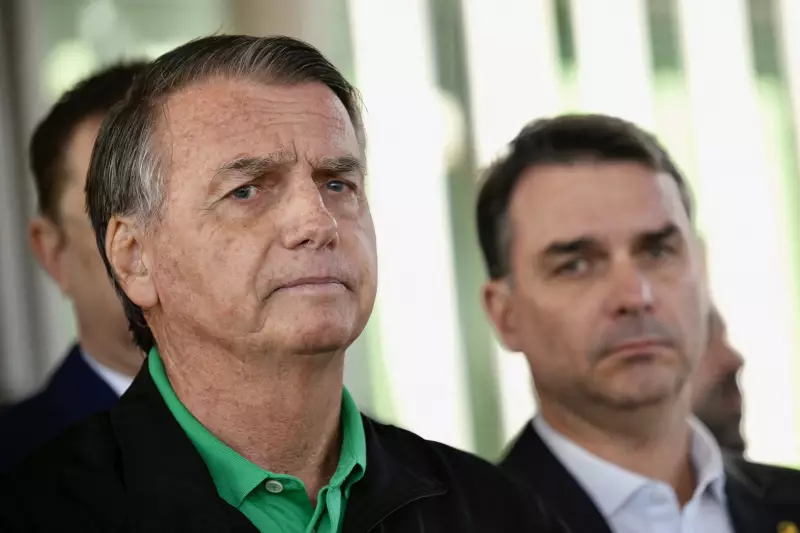 Flávio Bolsonaro garante sustento do pai após PL suspender salário