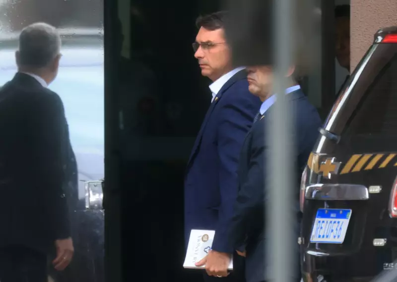 Flávio Bolsonaro relata nova crise de soluços do pai durante visita na PF