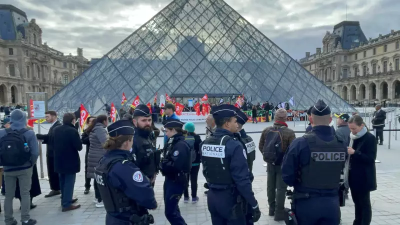 França prende último suspeito de roubo milionário no Museu do Louvre