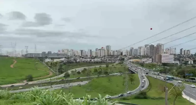 Frente fria promete fim de semana com chuva e temperaturas baixas no Vale do Paraíba