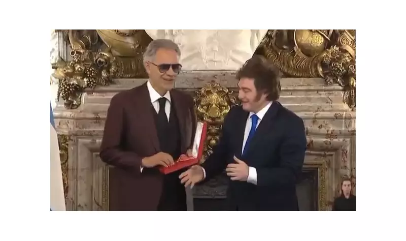 Gafe de Milei: presidente tenta cumprimentar Andrea Bocelli cego