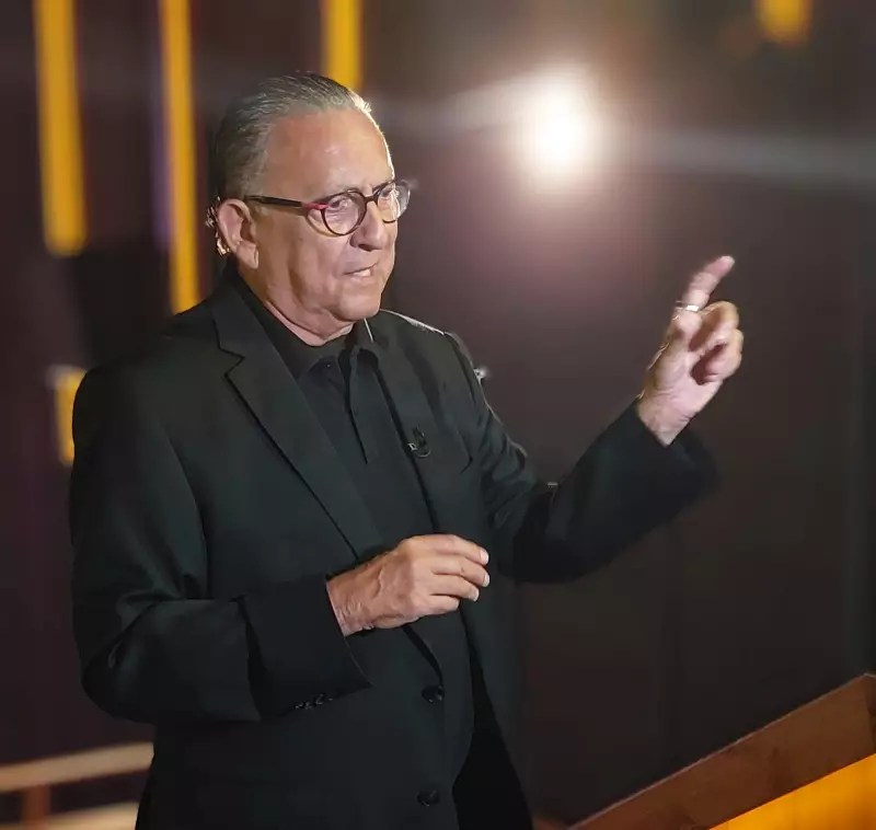 Galvão Bueno recebe alta após internação por pneumonia viral